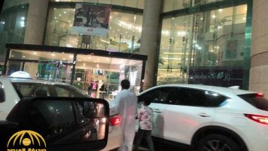 Photo of زحام وتكدس أمام مجمع تجاري لمشاهدة راقصة