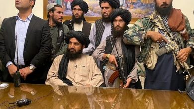 Photo of لقطات جديدة من داخل القصر الرئاسي الأفغاني.. شاهد: مقاتلو “طالبان” بالرشاشات وزعيم الحركة على مكتب الرئيس